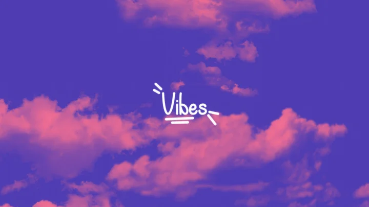 紫色天空中飘浮着粉色云彩，中央写有白色的“Vibes”字样。