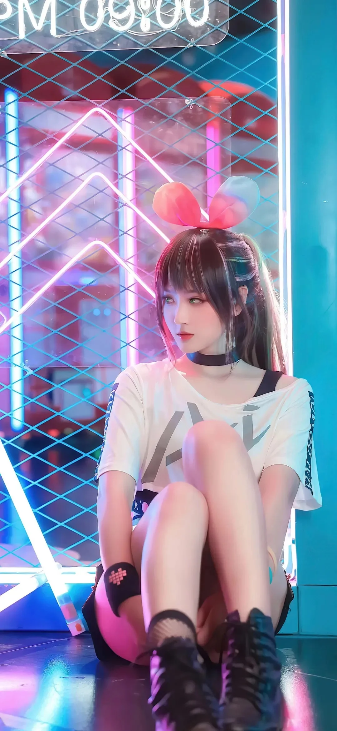 一名动漫风格的年轻女子坐在霓虹灯光和金属网格前。