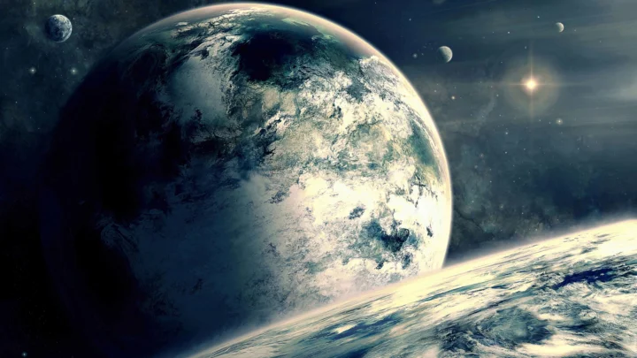 一颗巨大的行星沐浴在星光与远处恒星的光芒中，周围点缀着其他天体。