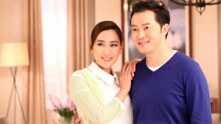 一名女性和一名男性在温馨明亮的室内并肩微笑。