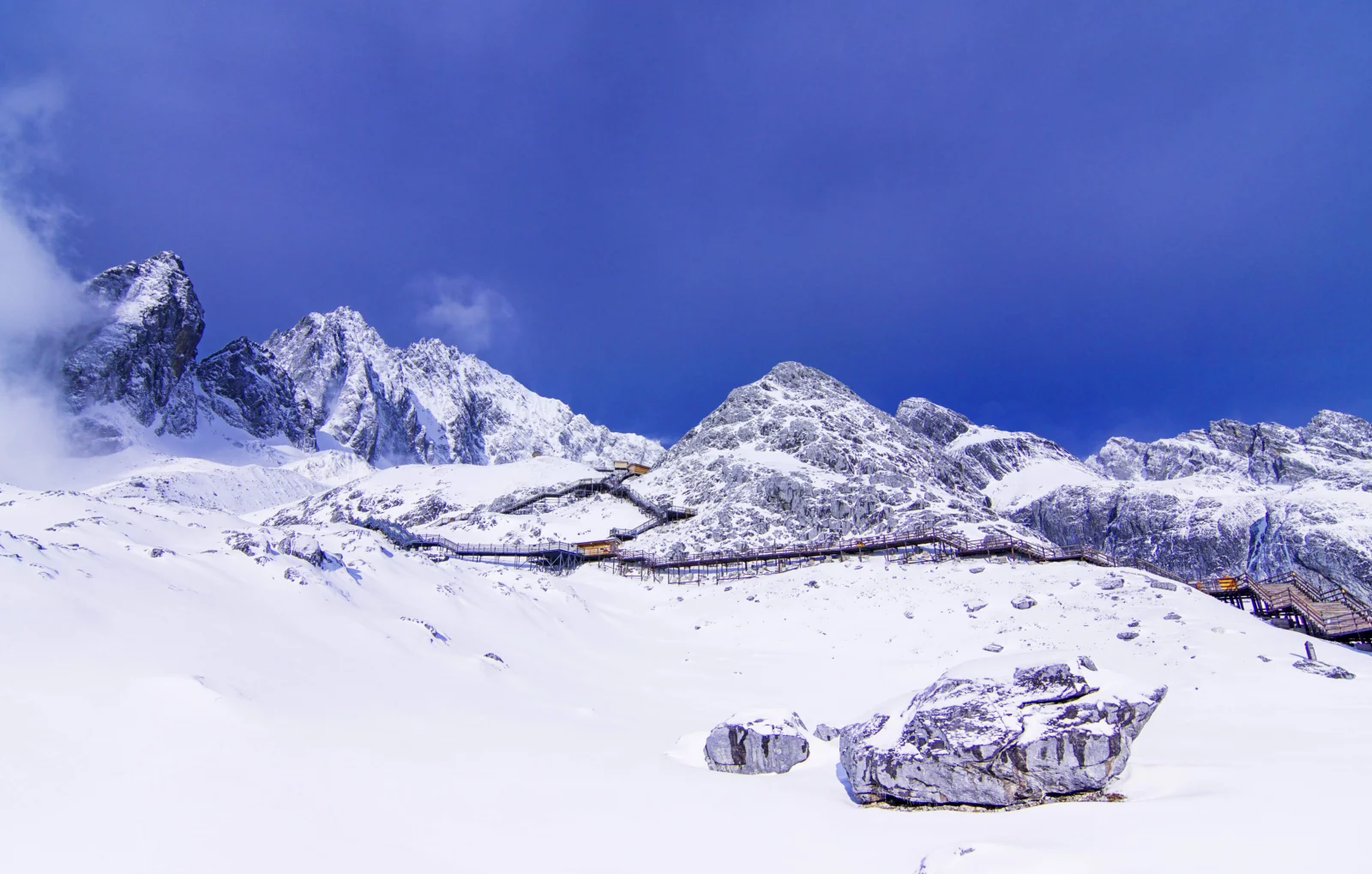 蓝天下，覆雪的高山、冰川和广阔雪原延展开来。