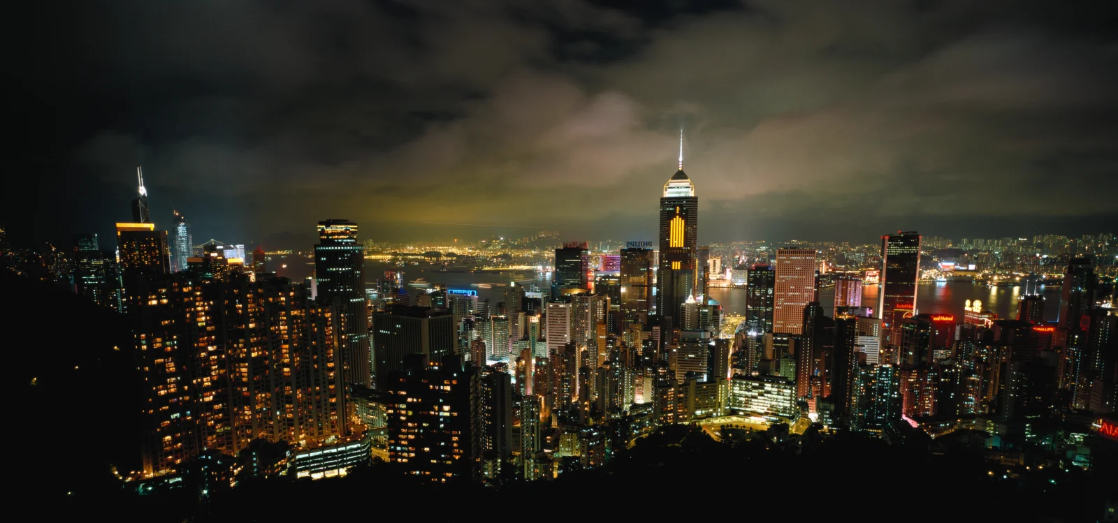 夜色中的城市天际线被密集的摩天大楼和闪烁灯光照亮。