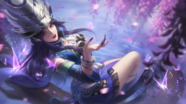 紫と青の華やかな衣装を着たアニメ風の女性が、紫色の花びらと蝶に囲まれた幻想的な場面に描かれている。