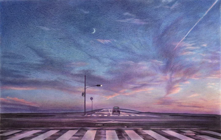 一条道路延伸向平静的海面，紫粉色暮色天空中悬着一弯细月。