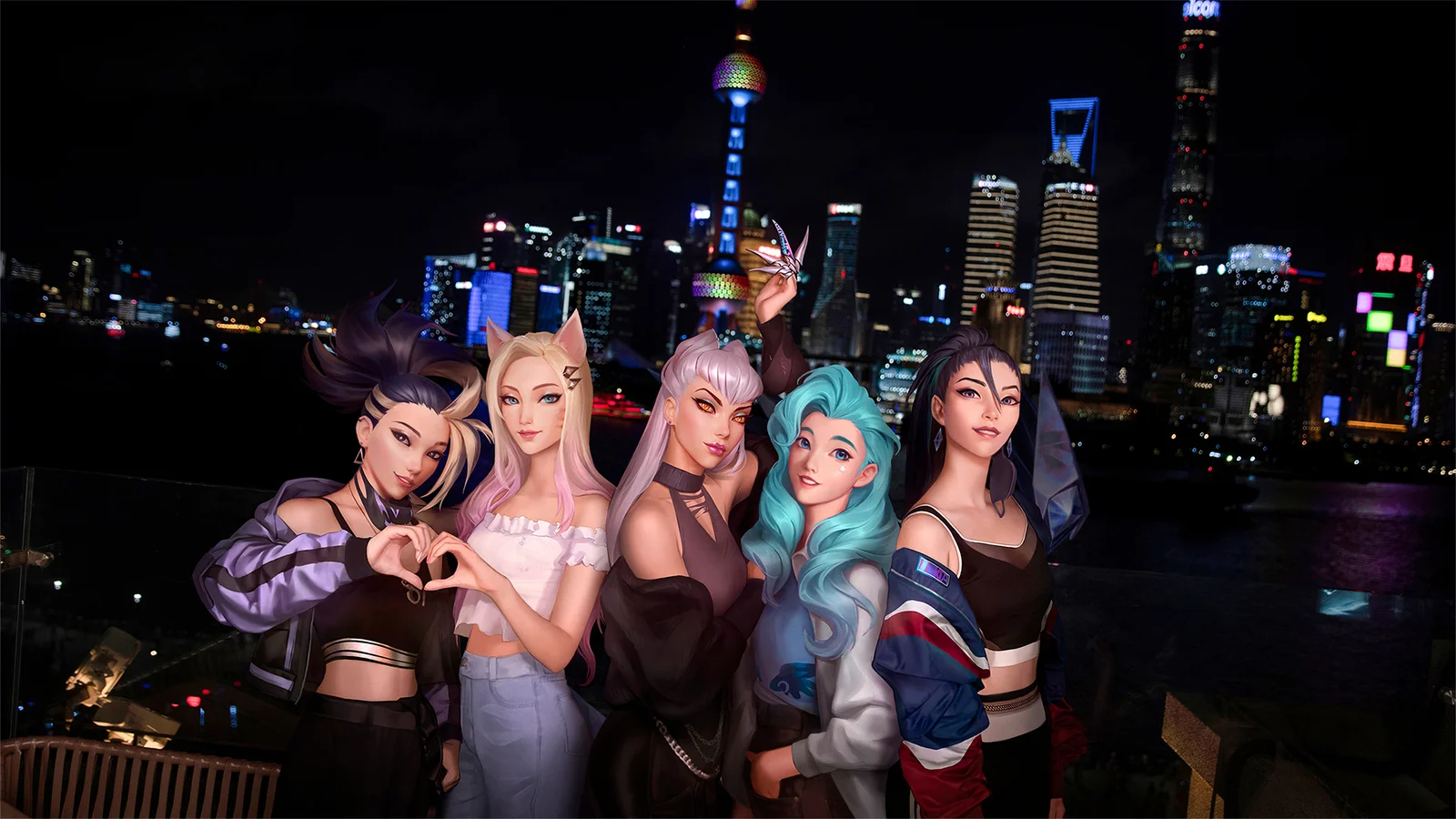 五位动漫风格女性站在璀璨的城市夜景前。