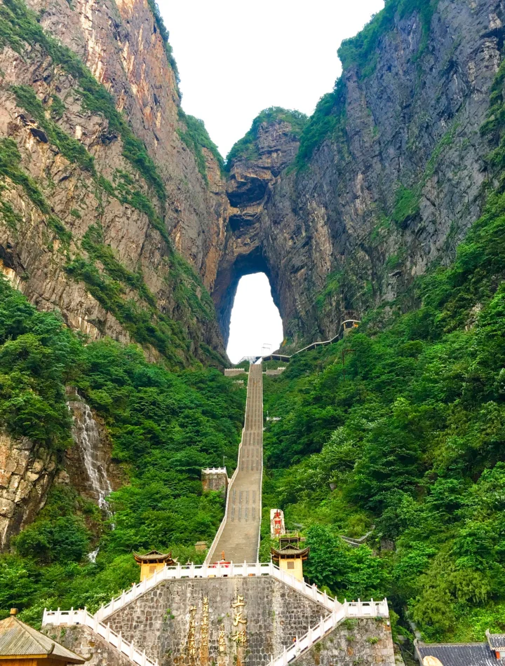 陡峭的岩壁、葱郁山林与通往天然拱门的长阶梯构成壮丽的峡谷景观。