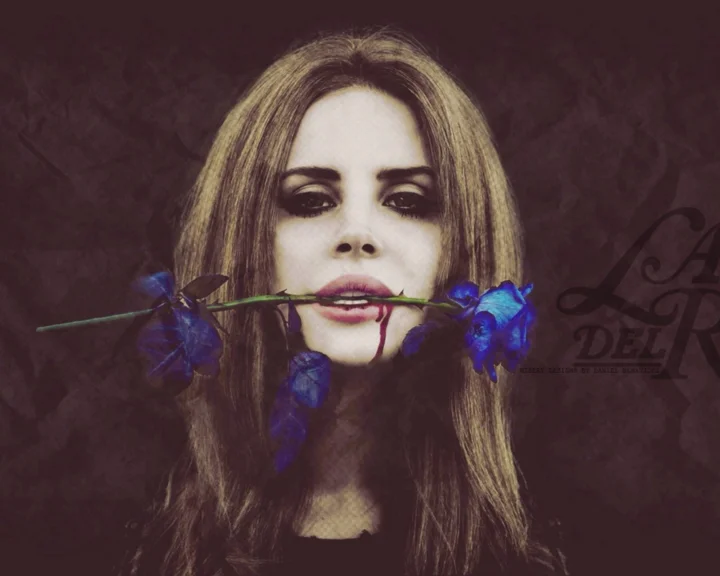 一名成年女性叼着蓝色花朵，置于深色哥特风格背景前。