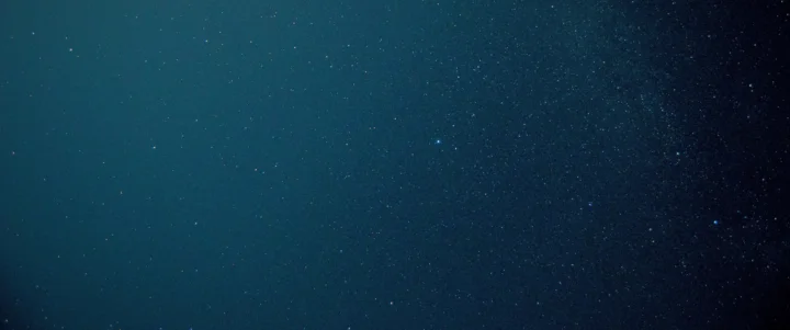 深蓝色背景中散布着细小星点，呈现宁静的星空景象。