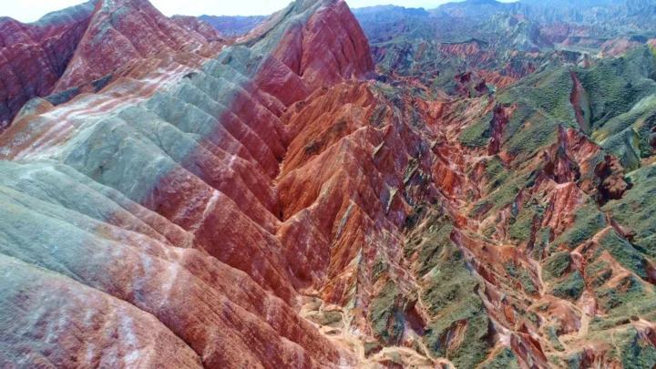 画面展示了层叠起伏、色彩斑斓的山脉与岩石山脊。