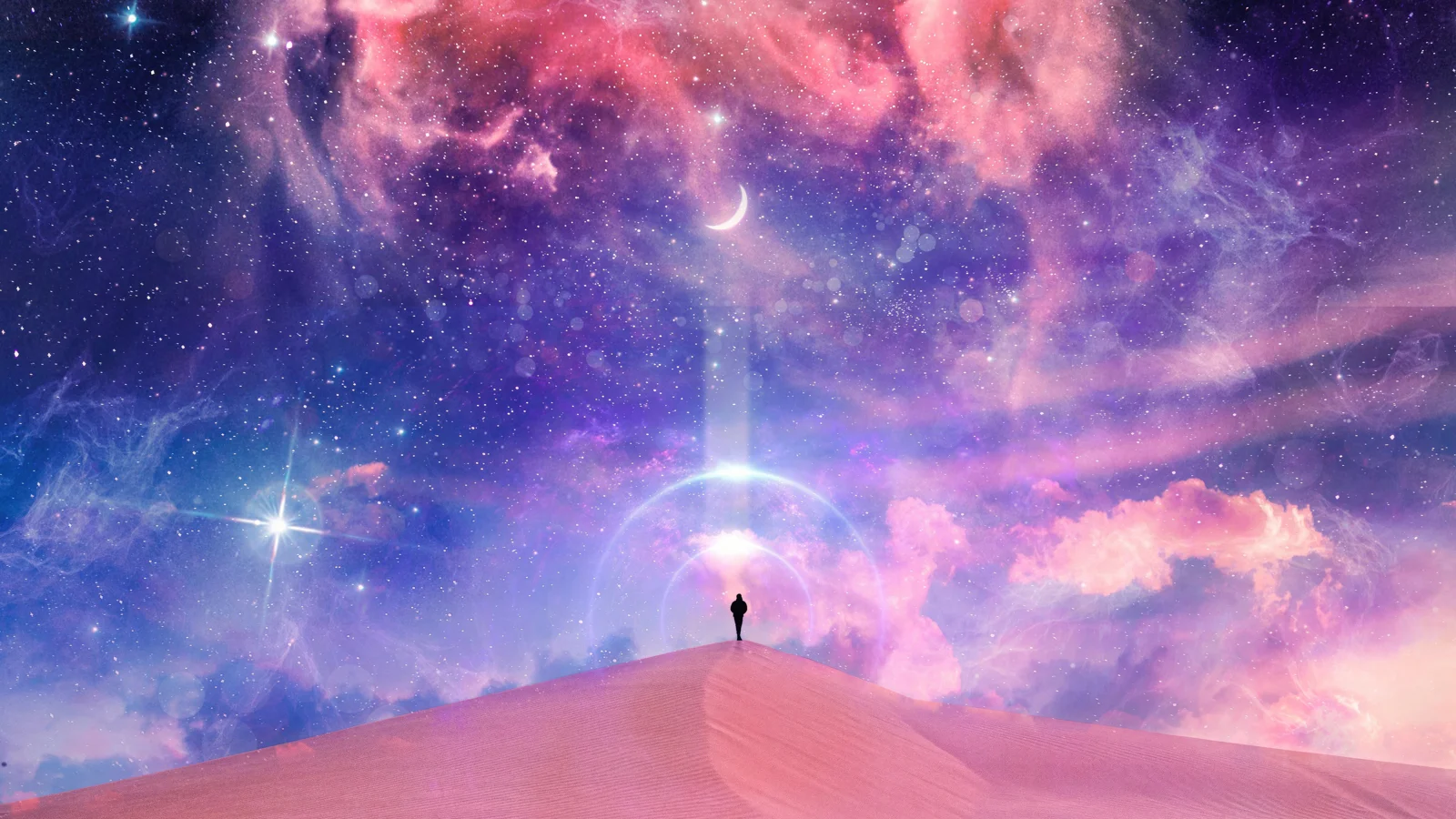 粉紫色星云、繁星与弯月映照在发光的沙丘上。