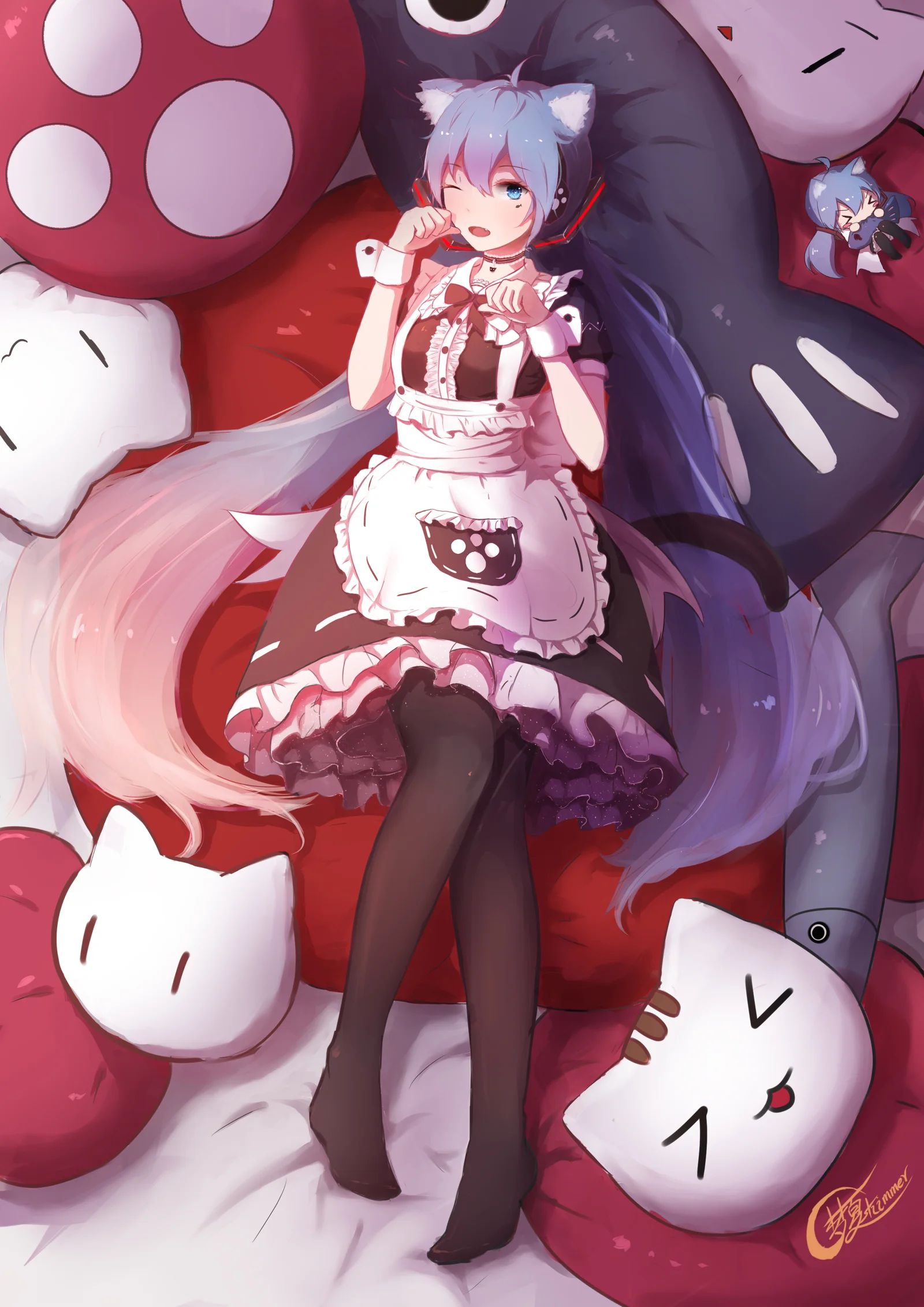 メイド服のアニメ風の少女が、カラフルなぬいぐるみに囲まれています。