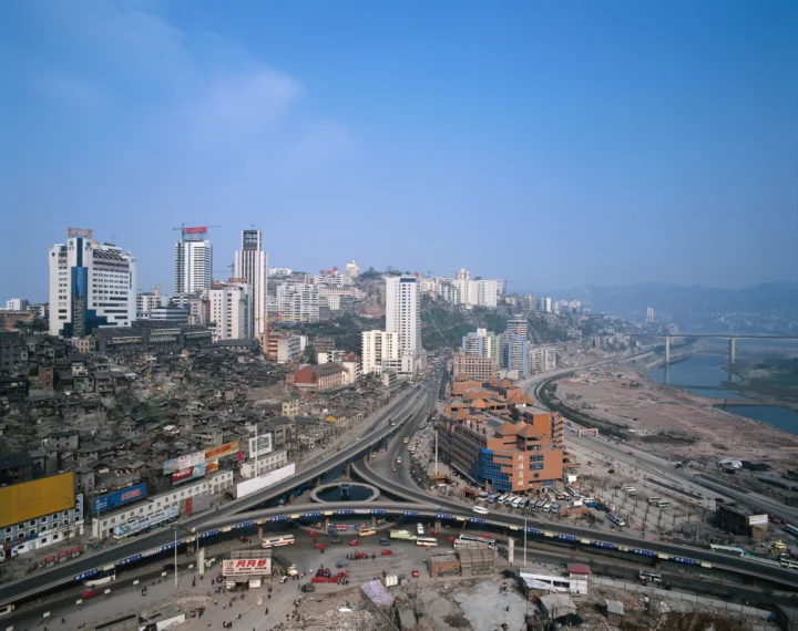 高楼、密集街区、交错高架道路与河流构成一幅城市全景。