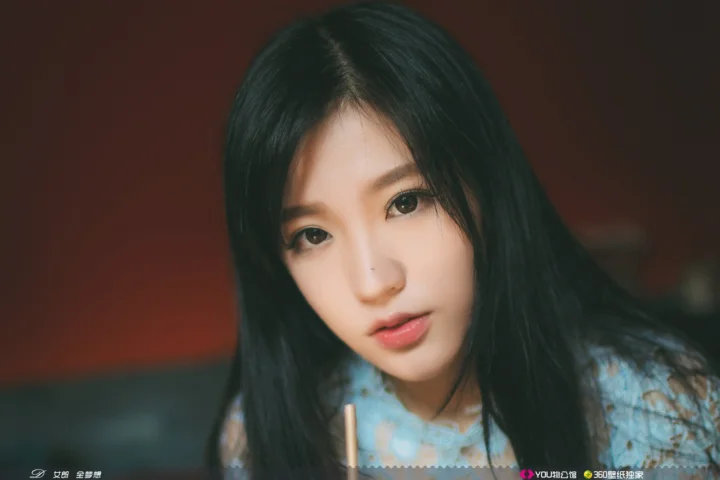 黒髪の女性がカメラに向かうクローズアップポートレート。
