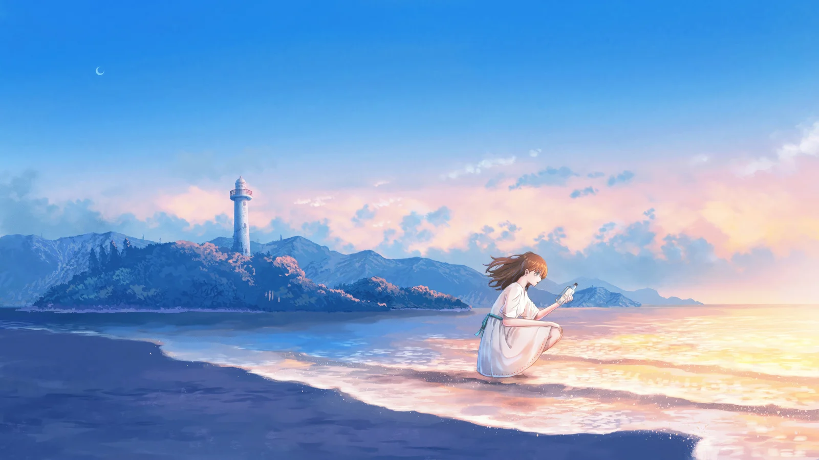 夕日に照らされた浜辺と遠くの山、灯台のそばで女性が水辺に座っている。