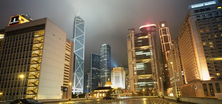 夜幕下高楼林立的城市街景被灯光照亮。