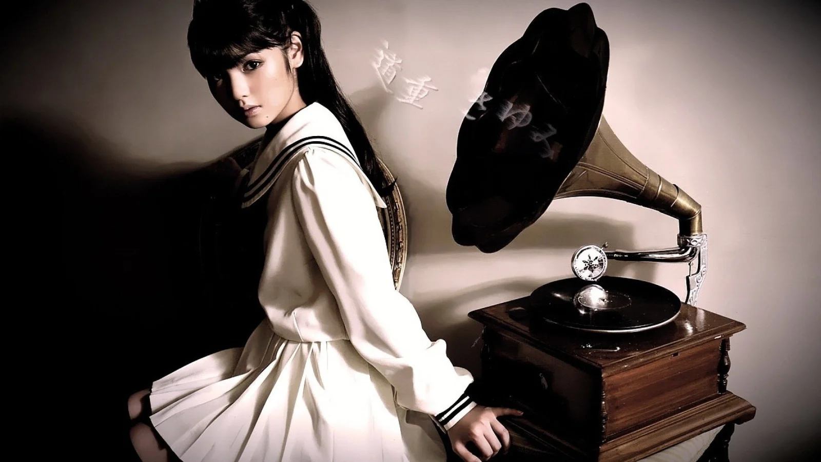白い服を着た女性が、柔らかなノスタルジックな光の中で古い蓄音機のそばに座っています。