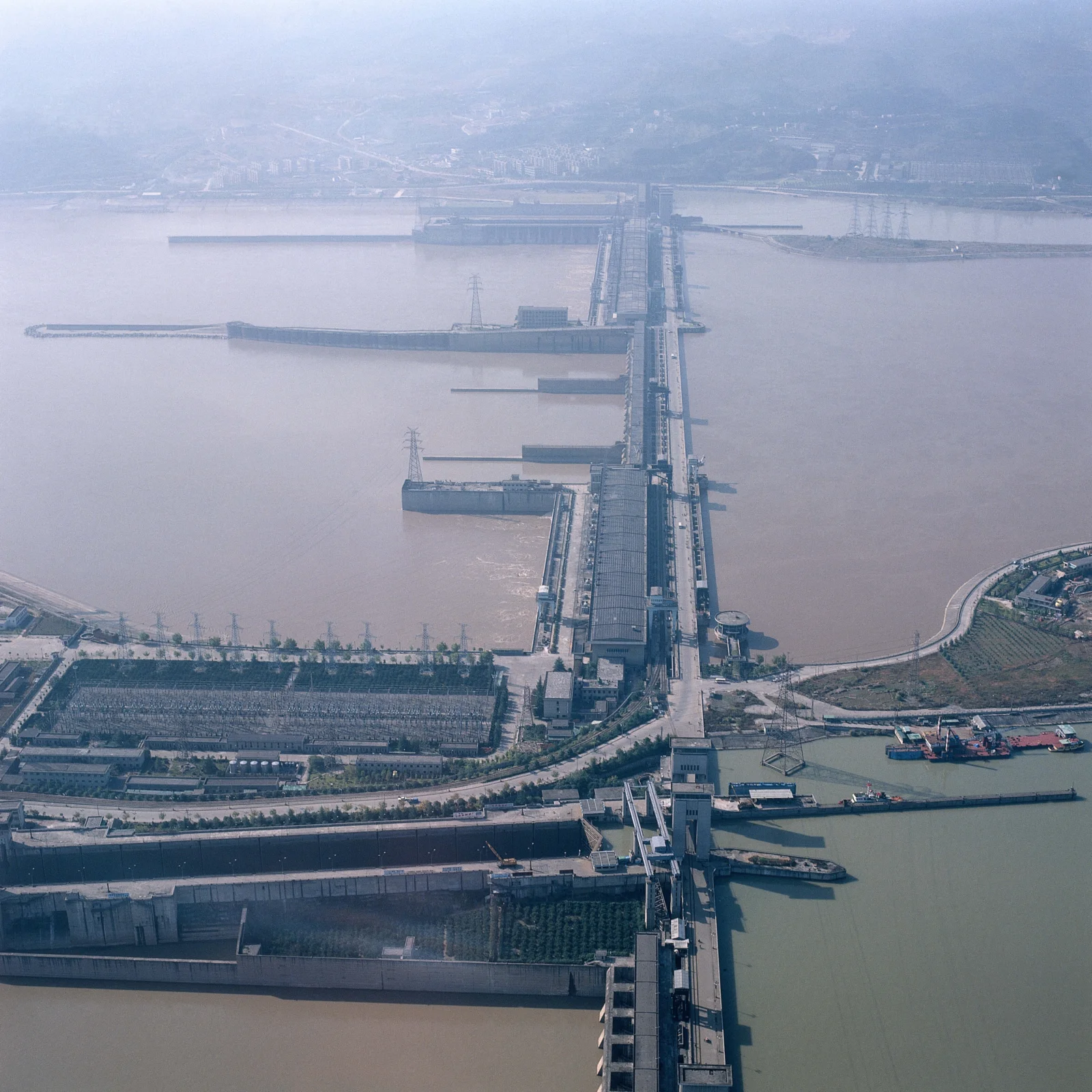 俯瞰宽阔河流上的大型水坝、水闸、航道和周边农田。