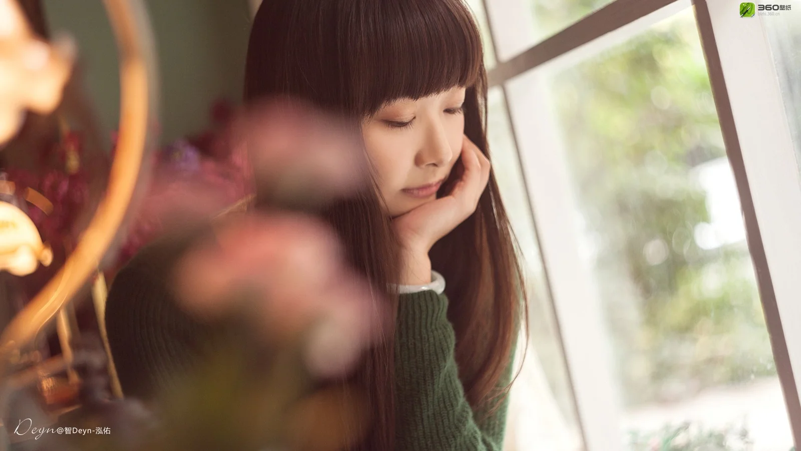 一名女子靠在窗边，柔和的室内光线映照在她的脸上。