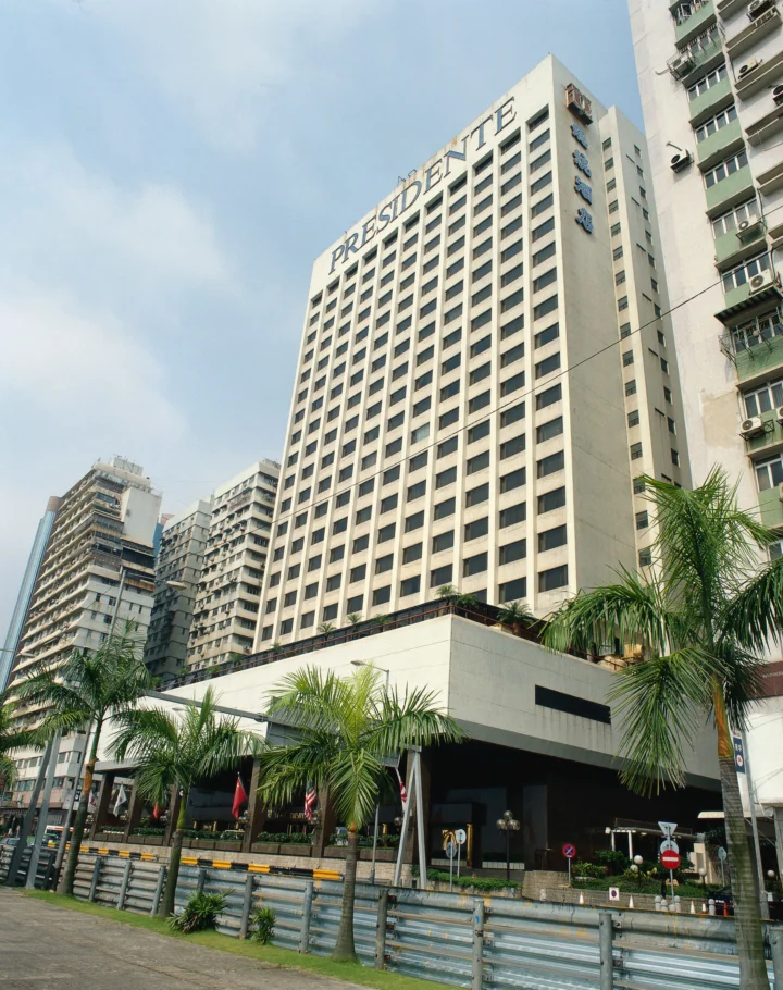 蓝天下的高层建筑、棕榈树和城市街道构成一幅竖幅城市景观。