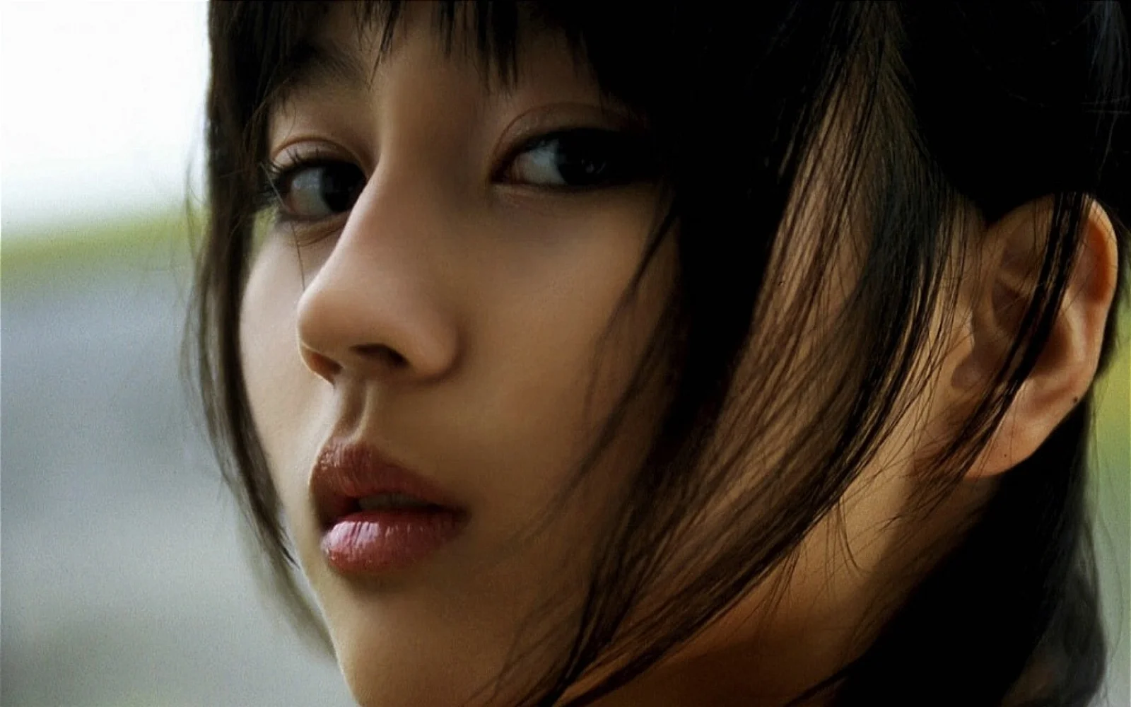 黒髪の女性の顔を捉えたクローズアップ写真。