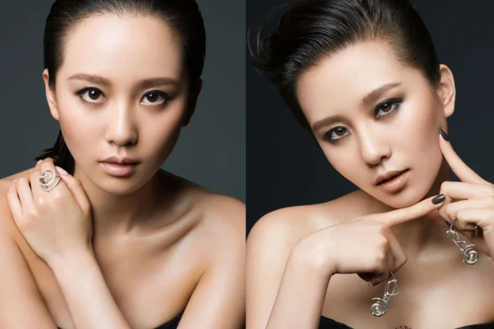 两位成年女性以精致妆容和珠宝配饰面对镜头的并列棚拍肖像。