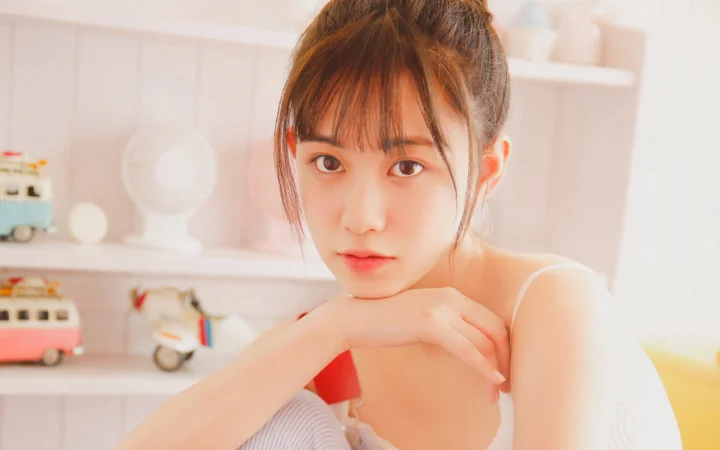 밝은 실내에서 성인 여성이 카메라를 바라보고 있다.