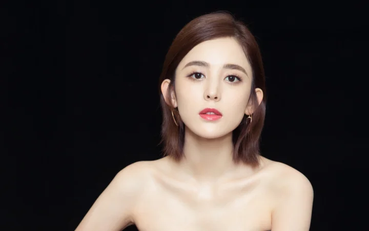 검은 배경 앞에서 성인 여성이 카메라를 바라보는 스튜디오 인물 사진이다.