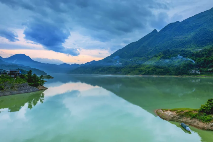 青绿色江水映照着群山与云层，构成宁静的乌江峡谷风光。
