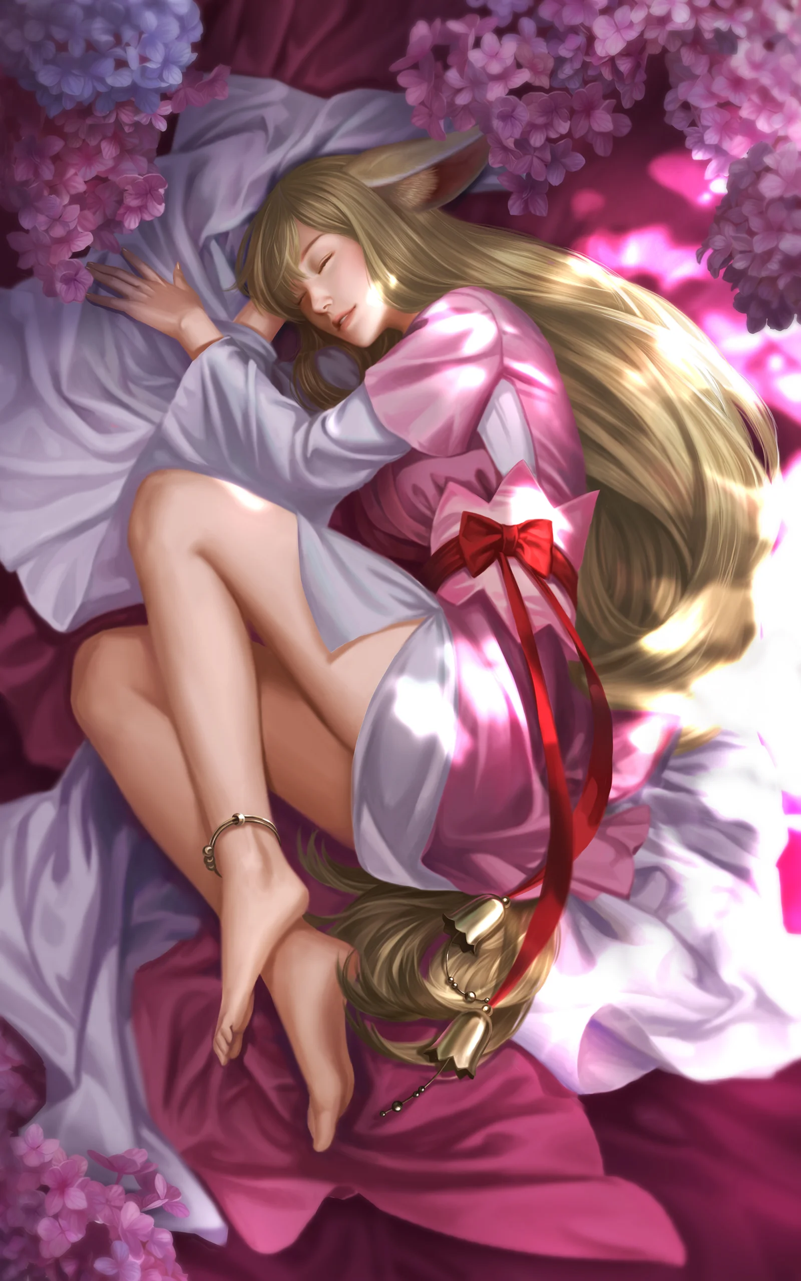 一名金色长发、尖耳朵的动漫少女身穿粉色服装，闭眼侧卧在紫色花簇与布料之间。