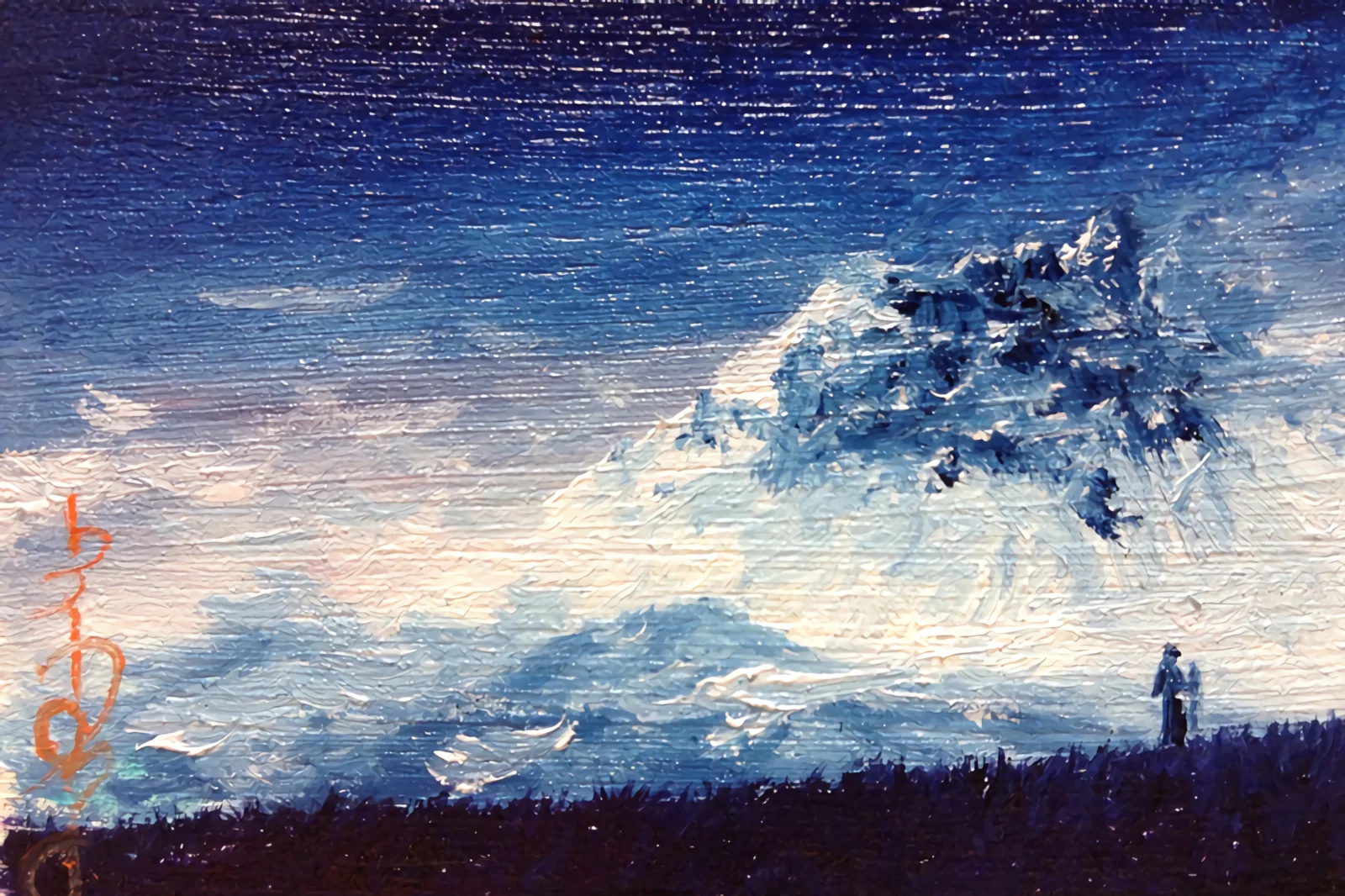 雪に覆われた山が青い海と筆触の目立つ空の上にそびえ、右下の前景に小さな暗い人影があります。