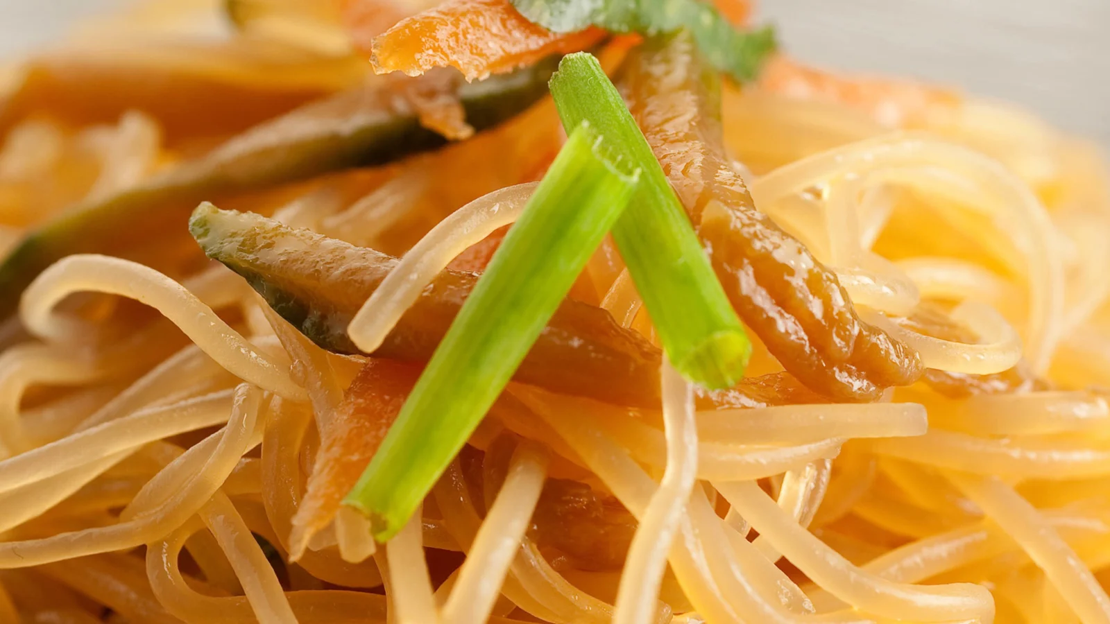 ソース、もやし、ネギを和えた麺料理のクローズアップです。