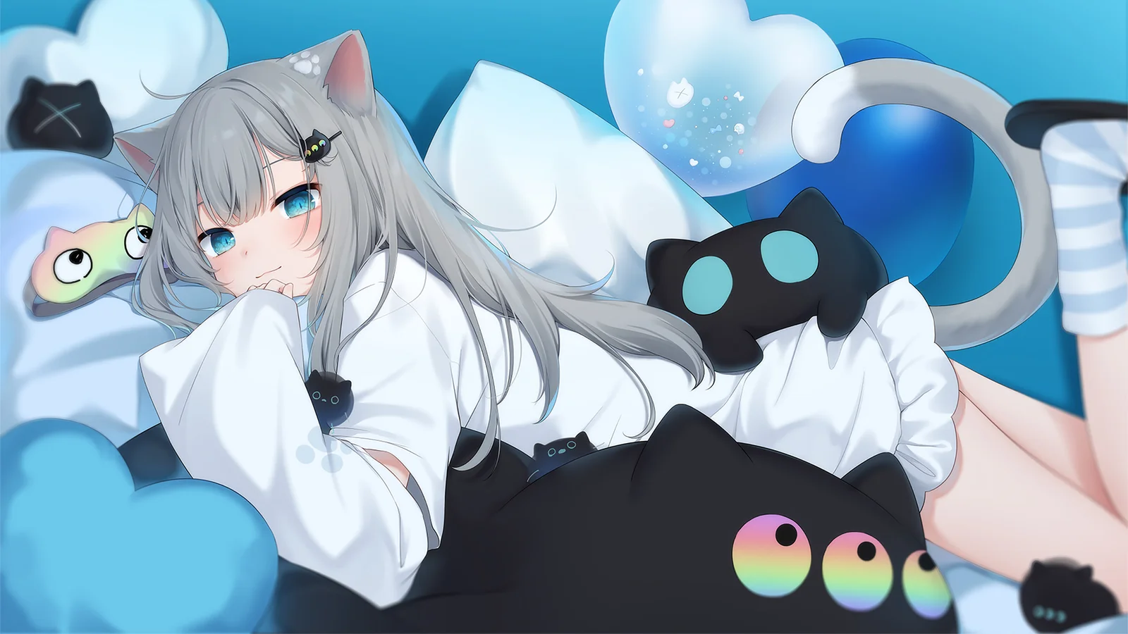 一名银发猫耳动漫少女躺在蓝色云朵和多只黑猫之间。