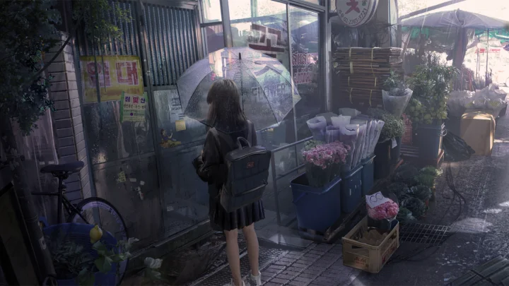 一名背着双肩包的女子撑伞走在摆满鲜花的城市街角。