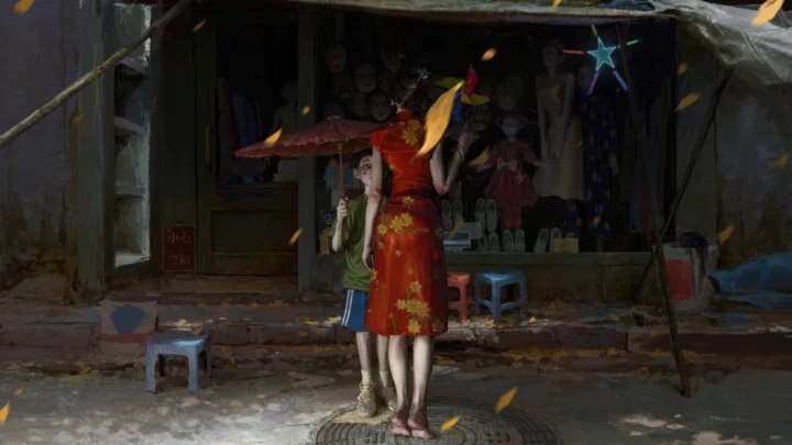 무늬가 있는 빨간 드레스를 입은 여성이 우산과 의자, 떨어지는 나뭇잎이 보이는 골목 노점 앞에 서 있다.