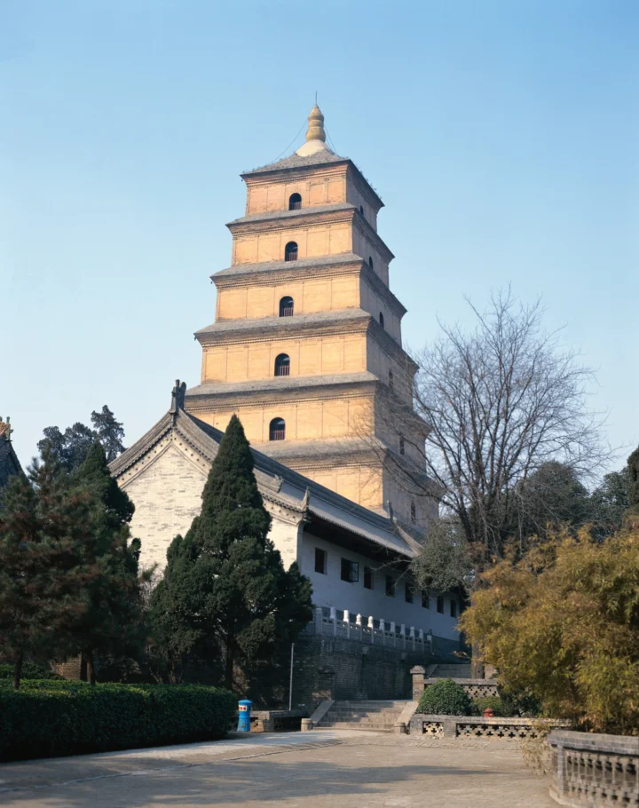 蓝天下，一座古寺宝塔矗立在树木环绕的庭院中。