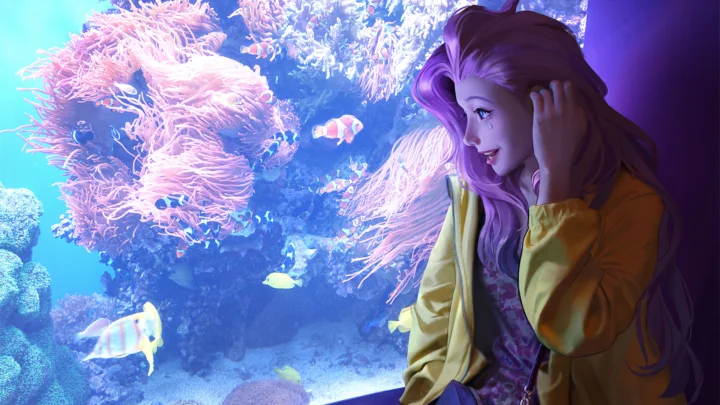 一名紫发动漫女性站在明亮的水族馆前，背景中可见珊瑚和热带鱼。