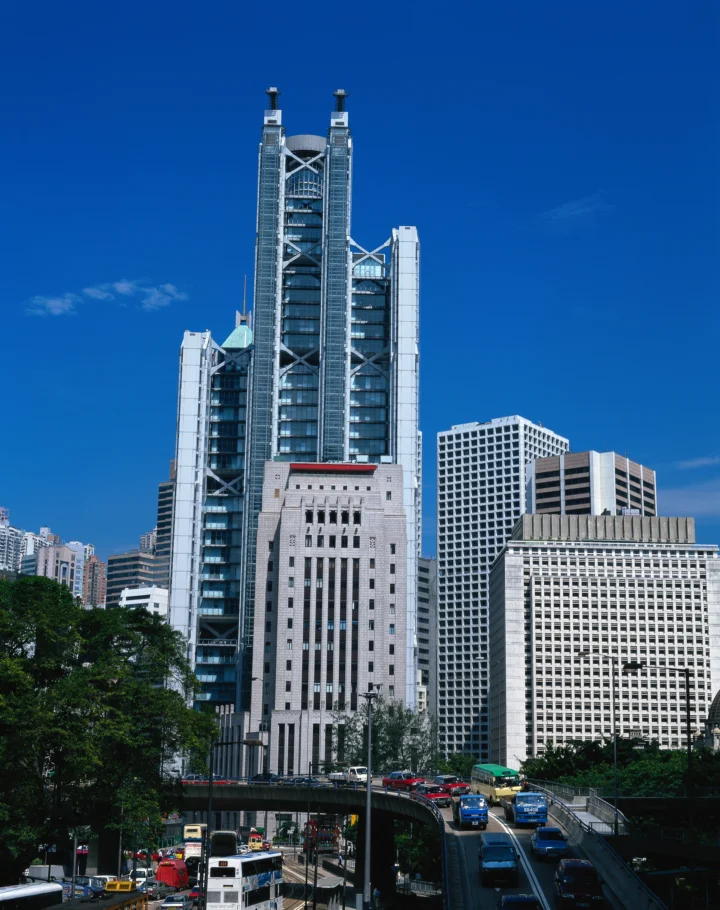 蓝天下，高耸的城市建筑群与繁忙的立交道路构成一幅现代都市景观。