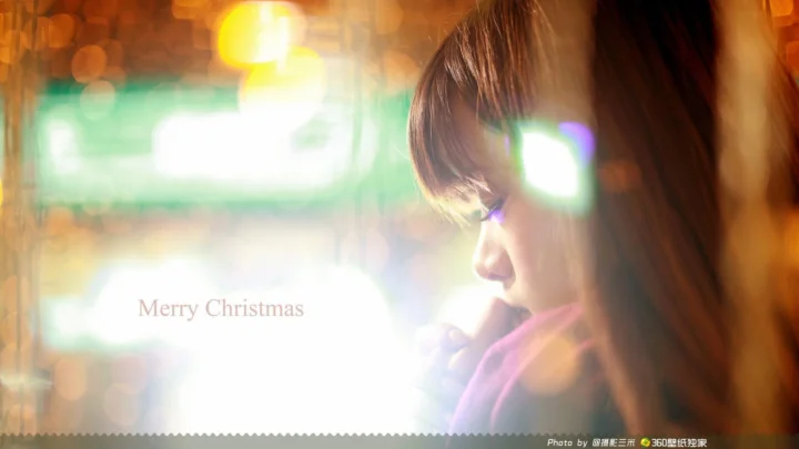 一名女性的侧脸被温暖的散景灯光环绕，左下方可见“Merry Christmas”文字。