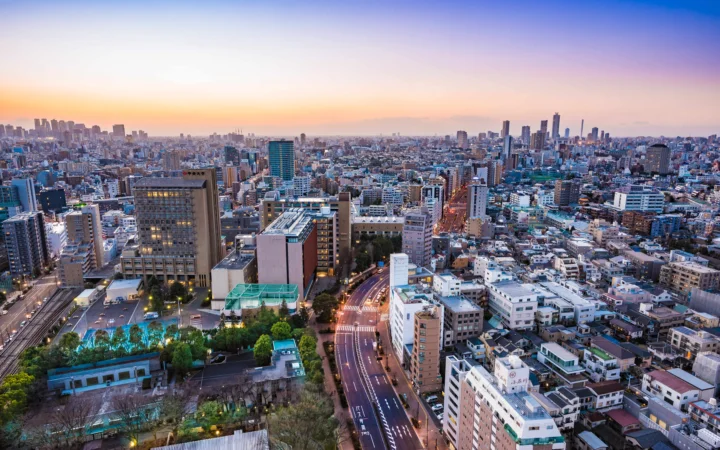 黄昏时分，高楼、街道与密集建筑构成开阔的城市全景。