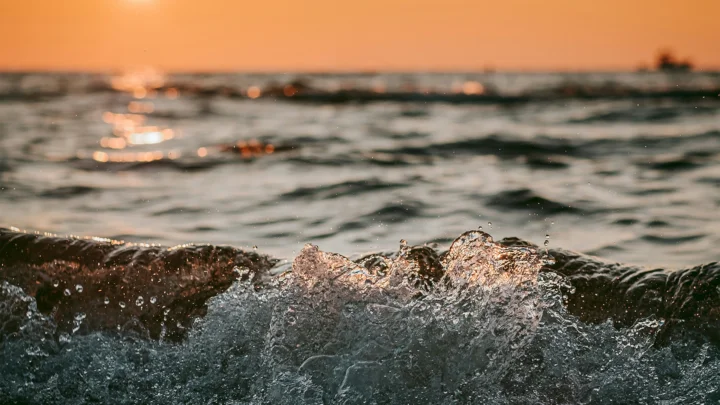 夕阳映照下的海浪在海面上翻涌起伏。