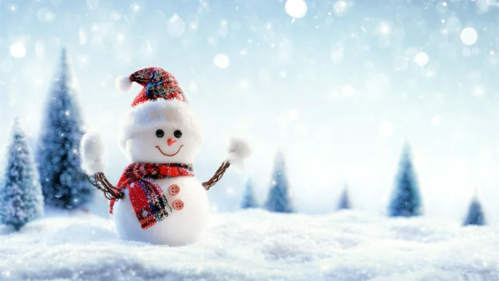 一个戴着红色格纹帽子和围巾的微笑雪人站在积雪覆盖的场景中，周围有松树和飘落的雪花。