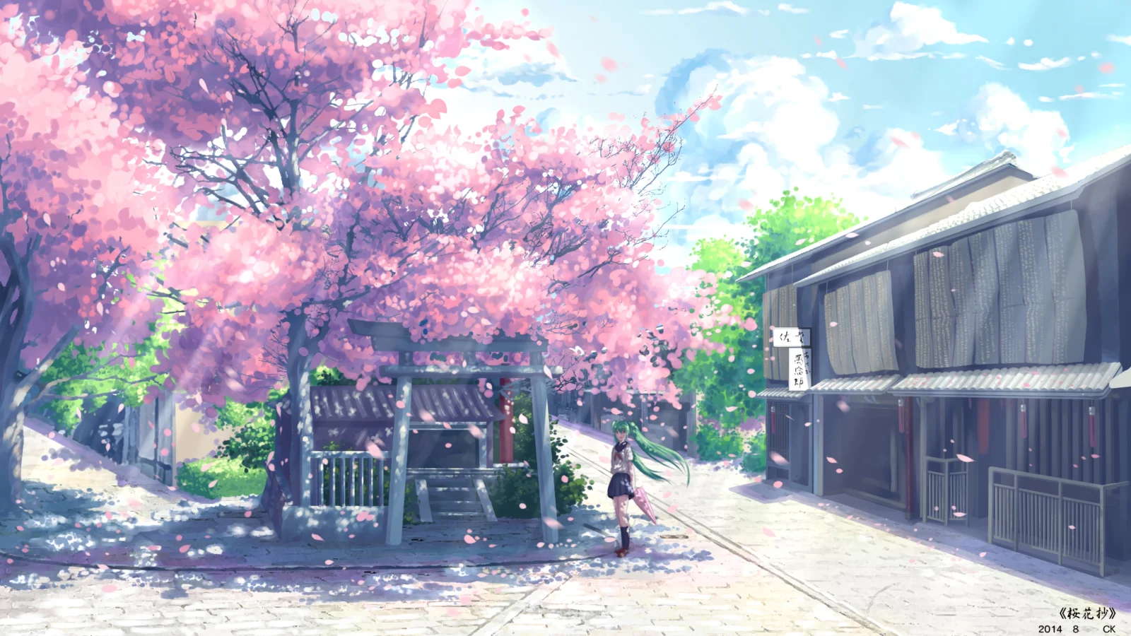 満開のピンク色の桜並木のそばに木造の門と伝統的な建物が立ち、明るい空が広がっている。