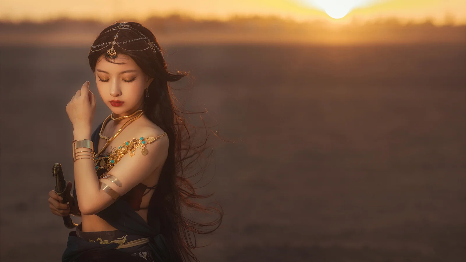 판타지 전사 복장을 한 여성이 석양으로 물든 흐릿한 배경 앞에 서 있다.