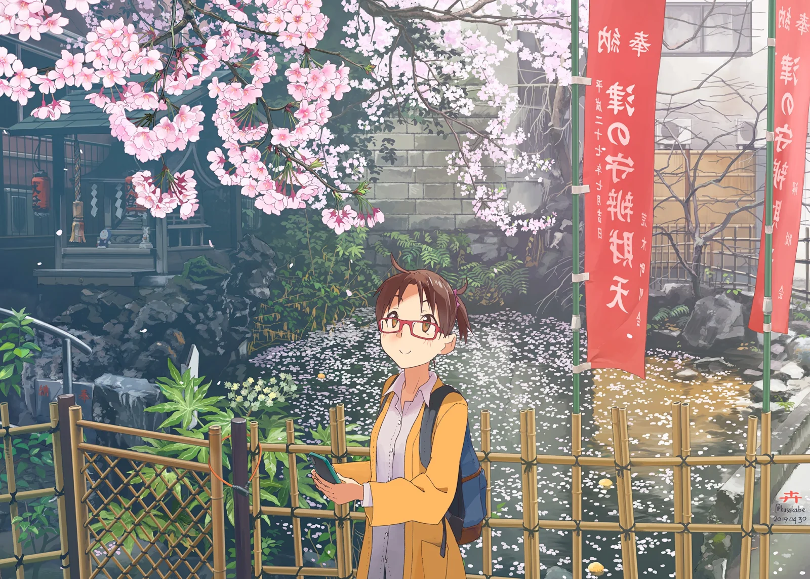 一名动漫风格角色站在樱花盛开的日式庭院中，画面可见竹篱笆、红色旗帜和庭院植物。