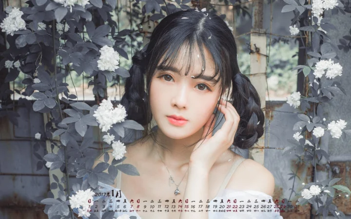 一位黑发女性置身于白色花朵与深色叶片之间。
