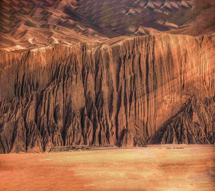 赭红色峡谷峭壁在干燥荒漠地貌中延展开来。