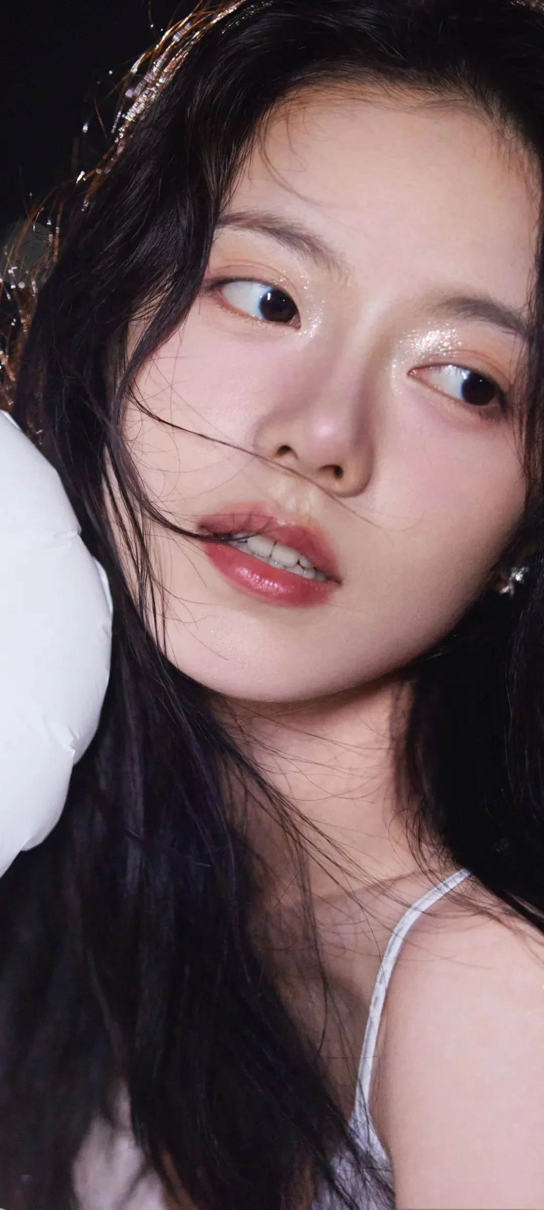 검은 머리 여성이 화면 대부분을 차지하는 클로즈업 인물 사진입니다.