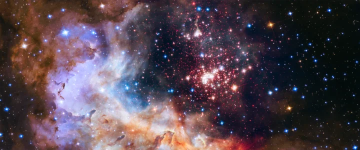 绚丽的蓝紫色星云与密集星团铺展在深邃星空中。