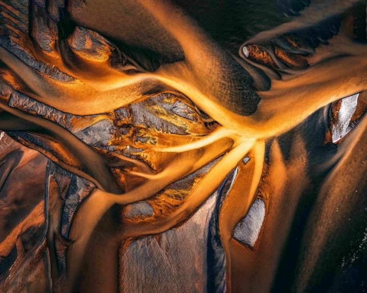 橙色与黑色的流动纹理交织成一幅抽象画面。