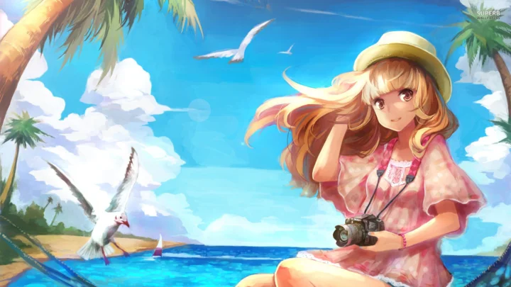 画面展示一位戴帽子的金发动漫女孩在热带海滩边手持相机，背景有棕榈树、飞鸟、帆船和蓝色海水。